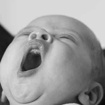 newborn_baby_yawn_mono