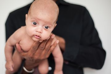 newborn_father_holding