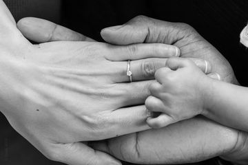 newborn_mother_father_hands